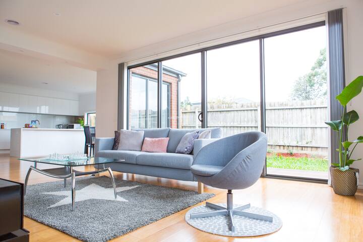 Spacious home with Netflix, unlimited wifi gallery image 2