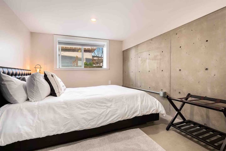 许多房客评论说，这张标准双人床是他们睡过的最舒适的。 卧室还配有第二台电视，门另一侧设有全套洗衣设施。  套房一尘不染。