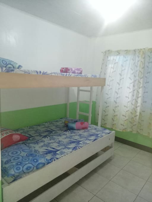2nd room 3pax on the bunkbed, anothet 2-3 on the extra bed and linnens