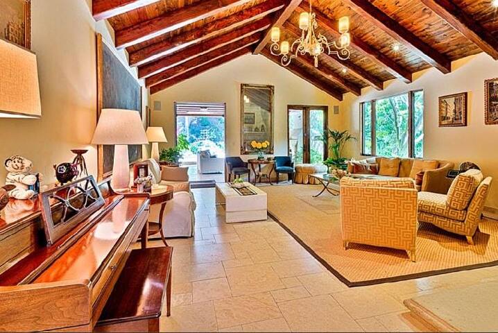 Luxury Villa in gated community in Beverly Hills gallery image 3