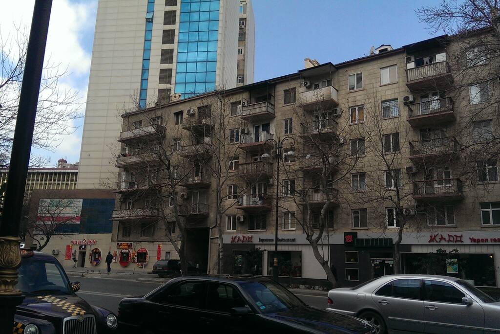 GRAY STUDIO со множеством магазинов, кафе и ресторанов