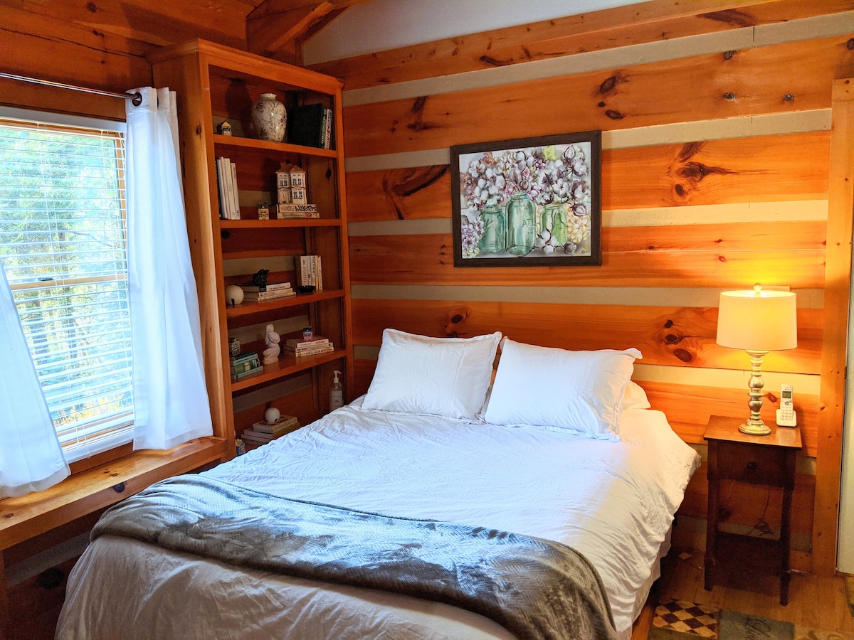 The bedroom with queen size memory foam bed...and rollaway twin memory foam cot