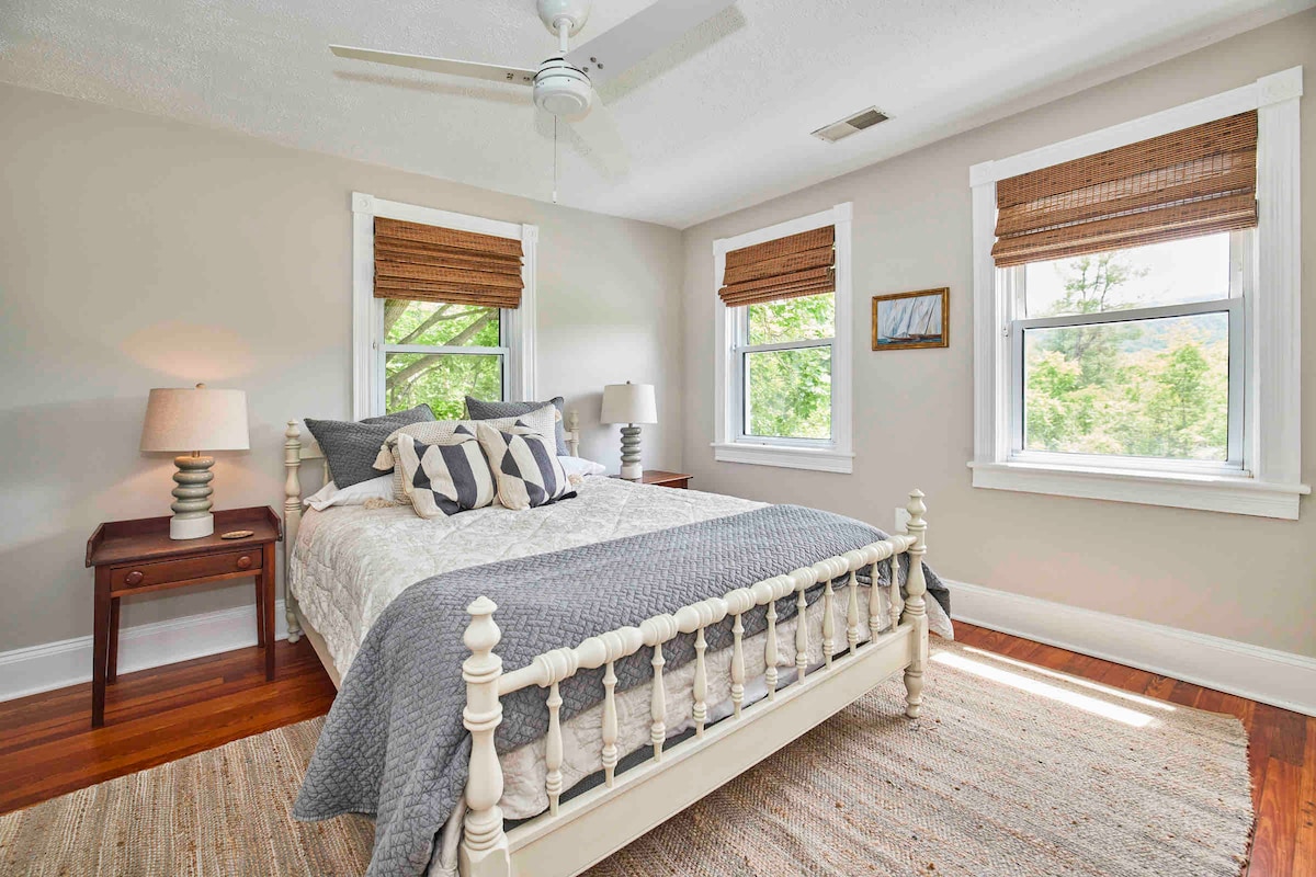 Dysheku Casper me madhësi "queen" garanton një gjumë të shkëlqyer netësh pas një dite eksplorimi të zonave me shumë kantina vere.