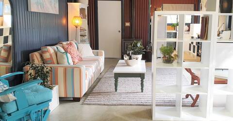 Cape to Grape Guest-suite: King-sized bed
