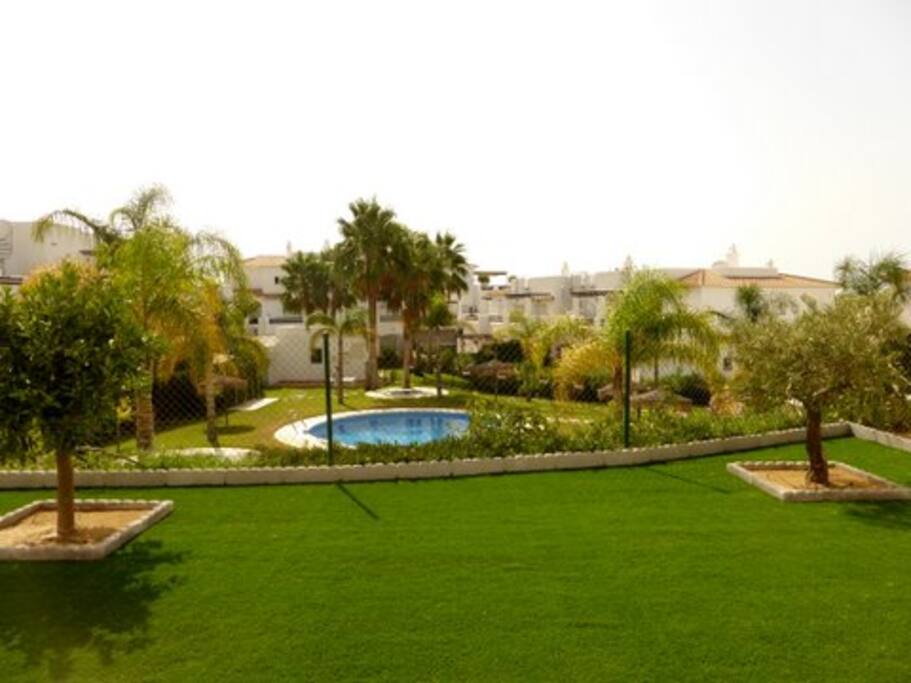 Vista a la piscina desde la terraza