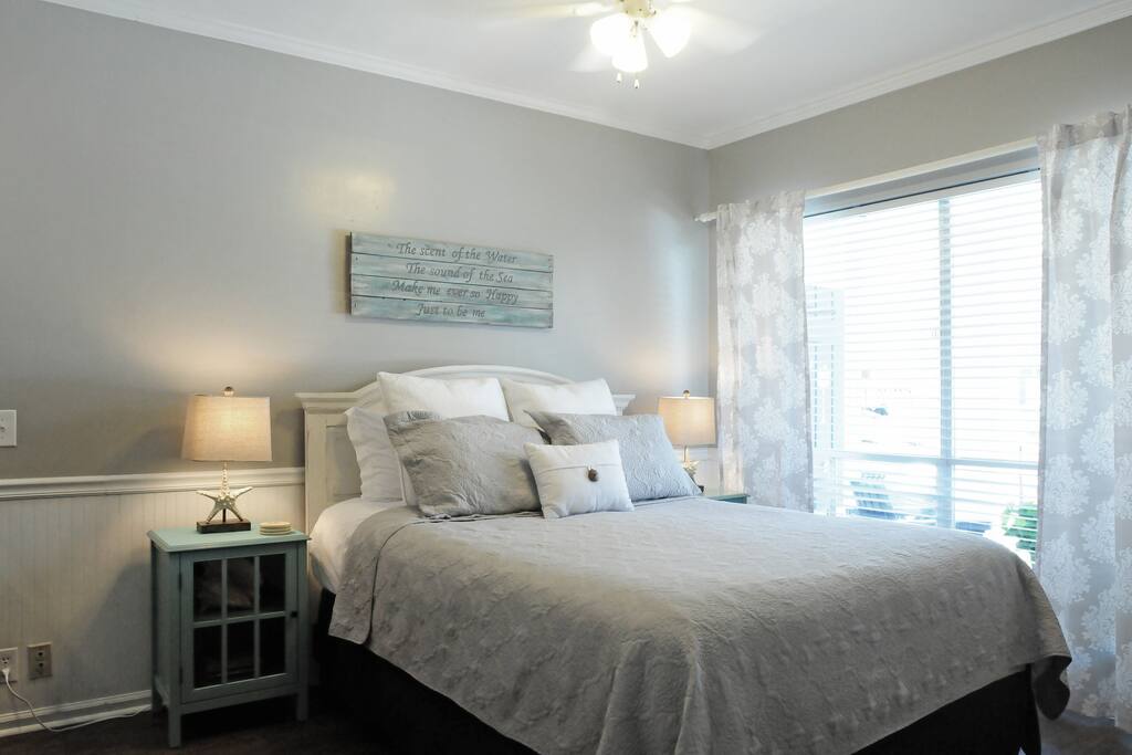 Comfortable queen bed with soft sheets, down comforter and quilt