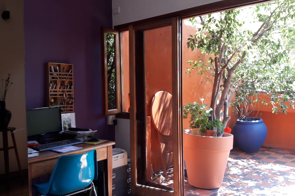 El balcón terraza y el escritorio.