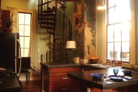 3 blocks from the St. Charles streetcar!