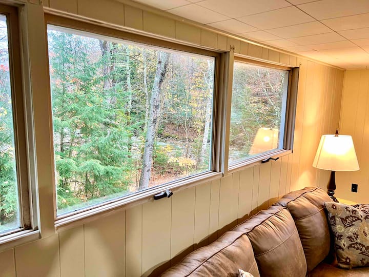 Მდინარის დანახვა და მოსმენა შეგიძლიათ სახლის ყველა წერტილიდან. Მოუსმინეთ მდინარეს, სანამ ამ ახალ გასაშლელ დივანზე ისვენებთ.