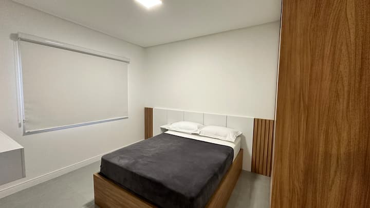 Apartman 2 s bračnim krevetom, ormarom, navlakom za madrac, plahtom , jastučnicom, navlakom za jastuk, navlakom, dekom od mikrovlakana, zavjesom za zamračivanje i klima-uređajem.