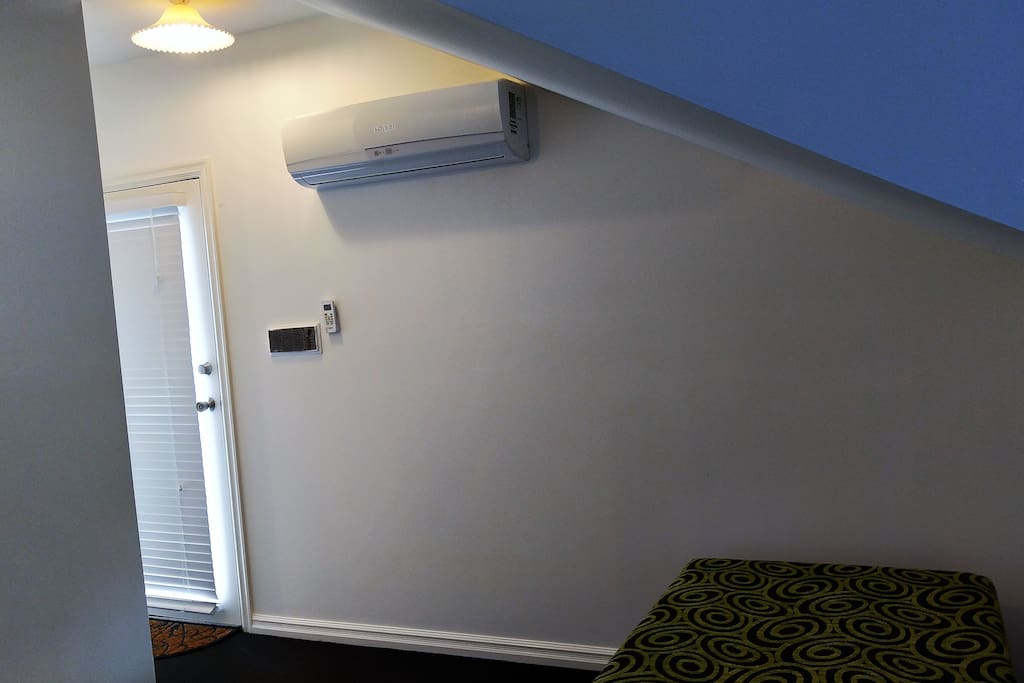 Reverse cycle air conditioning