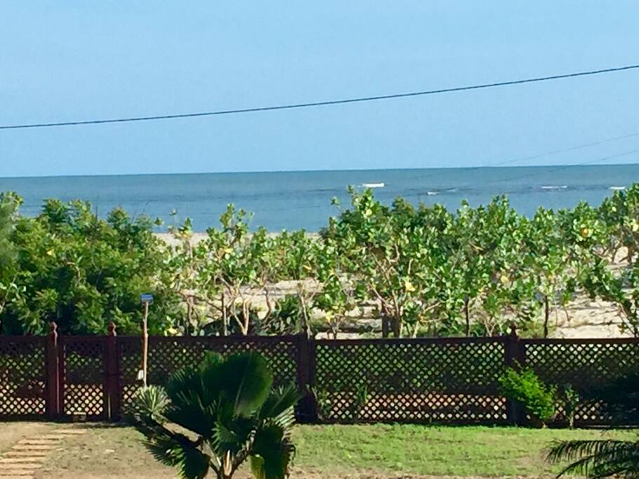 De frente para o mar.