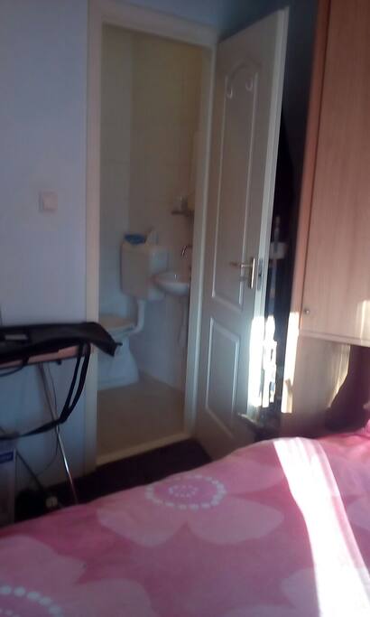 Ensuite with shower basin and toilet