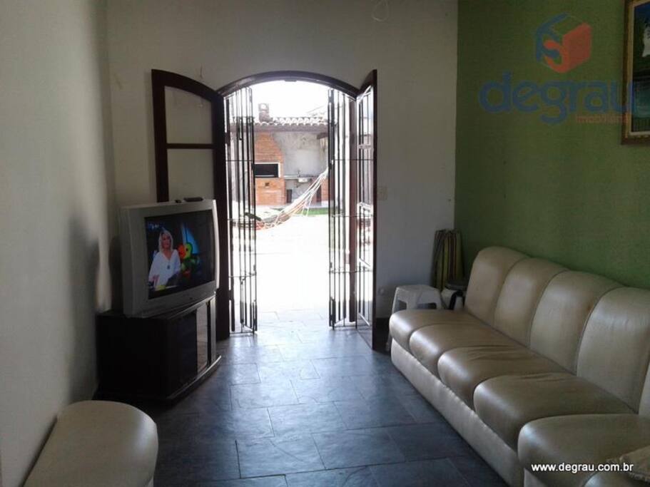 sala de estar com acesso a garagem e a área de laser