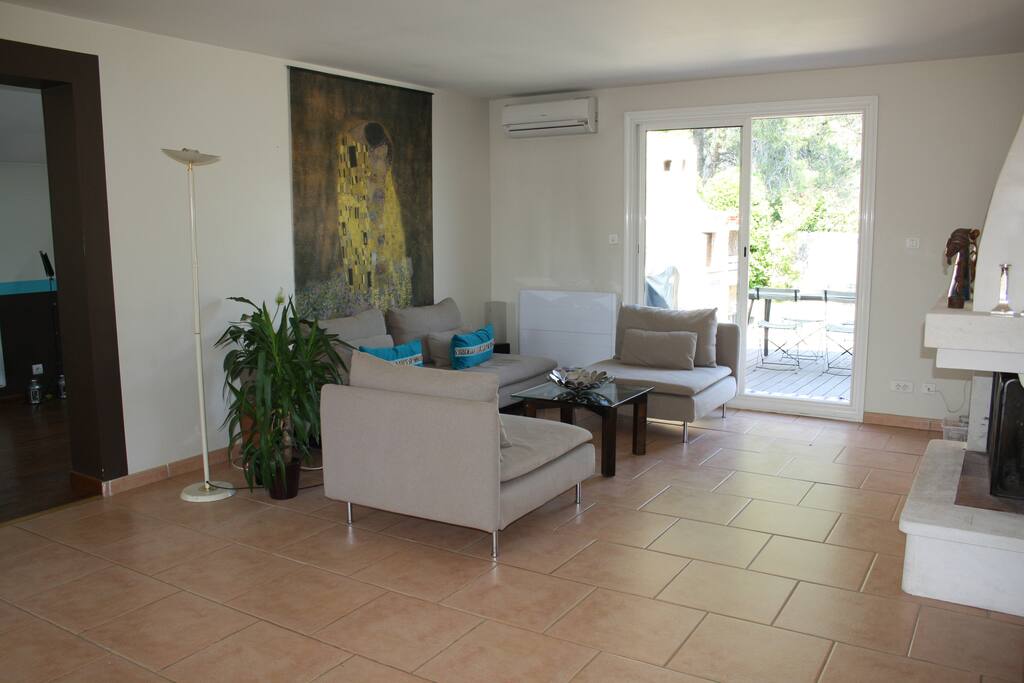 salon climatisé avec accès direct au jardin
