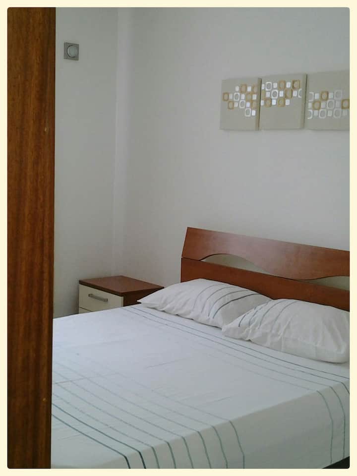 Ნათელი და მზიანი ორადგილიანი საძინებელი ვილის ბინაში საცურაო აუზით 