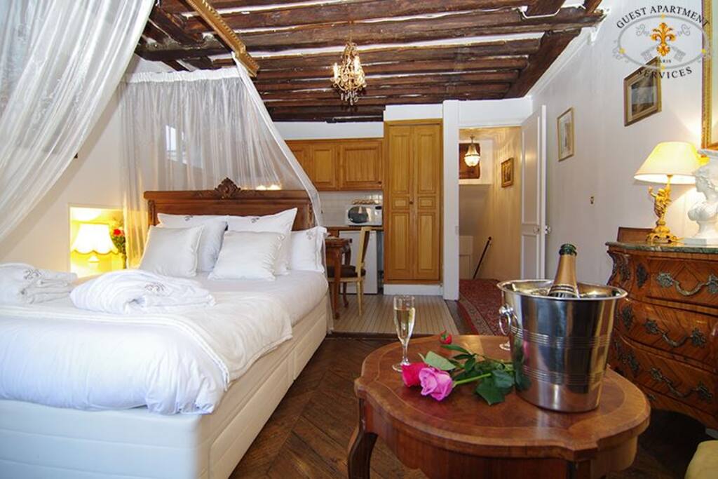 The romantic canopy Queen size bed