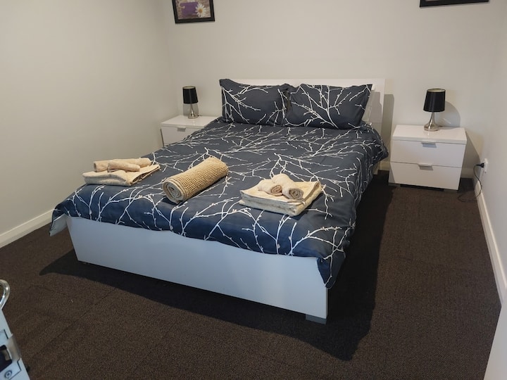 El segundo dormitorio es amplio, limpio y fresco