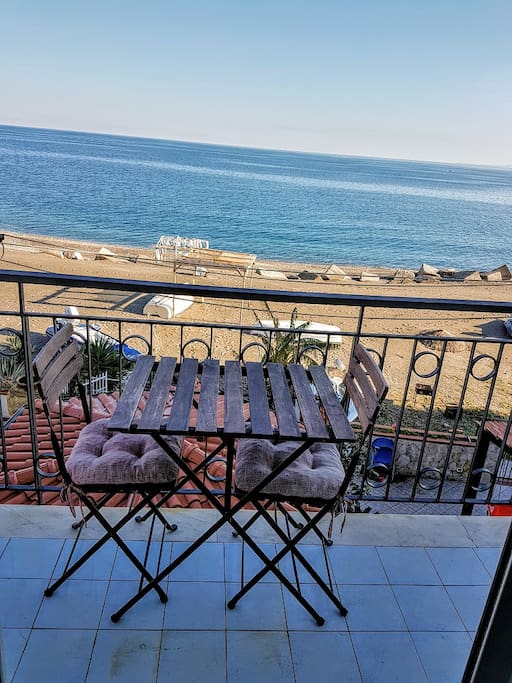 tavolinetto sul balcone