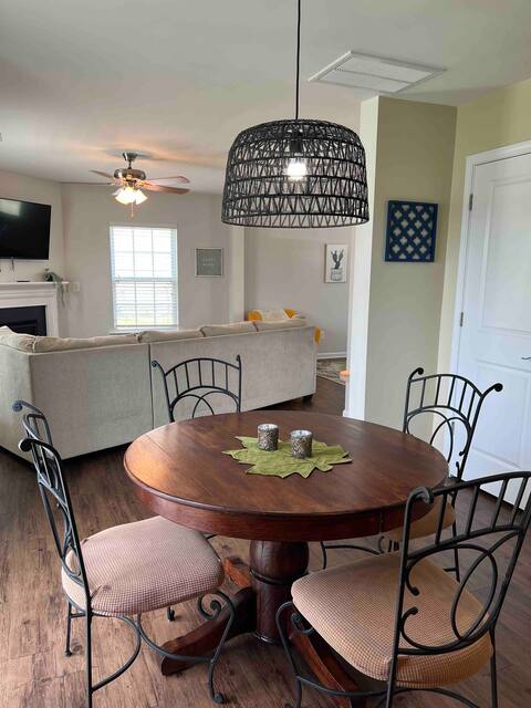 Cheerful 3 BR, 2.5 BR (sleeps 6-7) patio/pool