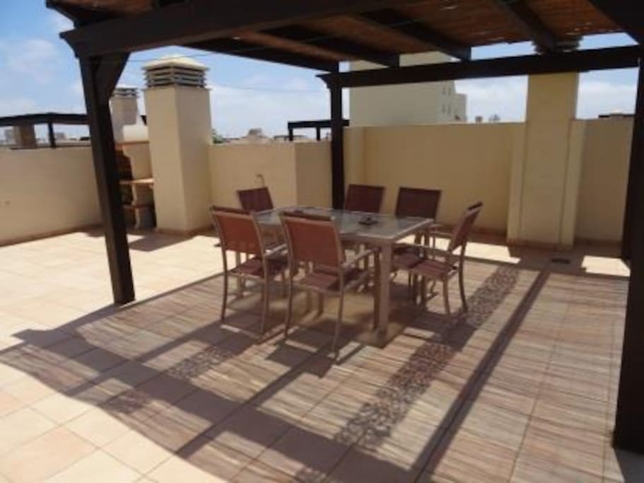 Roof Terrace dining area/Pergola