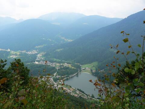 comfortable apartment within walking distance of the lake