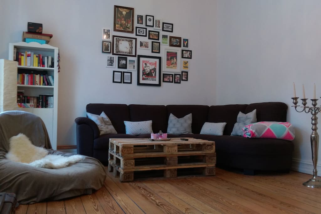 Geräumiges Wohnzimmer