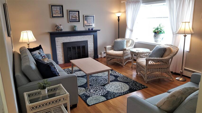 Private POOL, Central AC, Walk to beach, king MBR gallery image 5