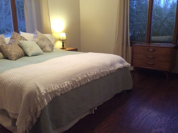 Спална соба со брачен кревет (широк 180-2 