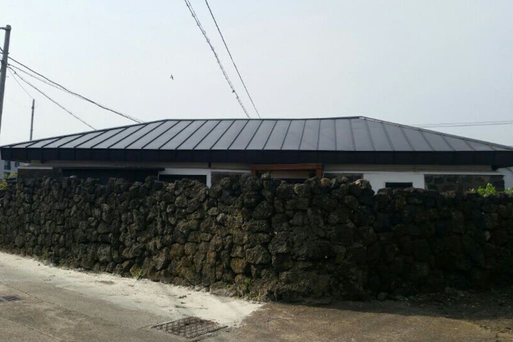 집을 둘러싼 돌담입니다