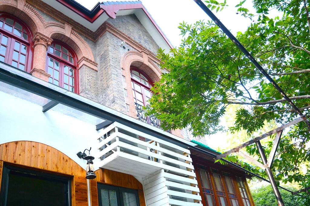 这幢百年名宅承载的历史感,从你踏入大门的那一刻就能深深感受到