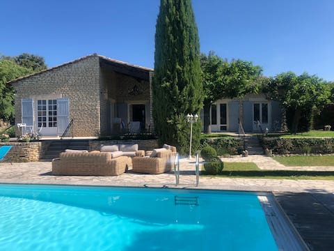 Provençal farmhouse with pool 800 m from the village
