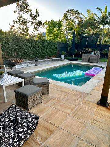 Light & bright 4 bedroom home with pool gallery image 3