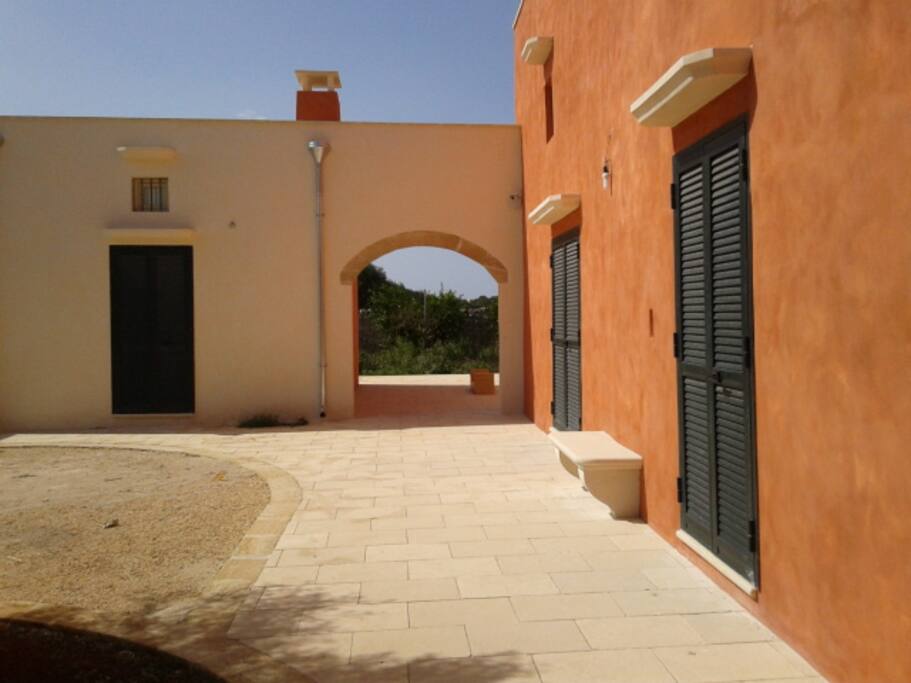 L'edificio principale e la depandance - The main and adjoining buildings