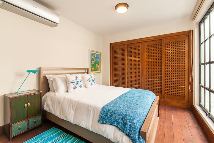 标准双人床卧室# 3通往室内露台