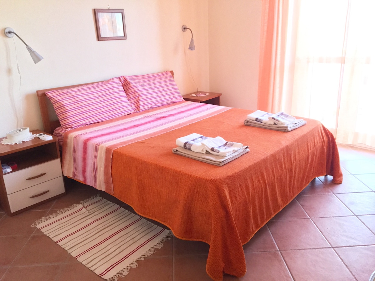 A za osvježenje nakon dugog dana udoban krevet u sobi zaštitnika.