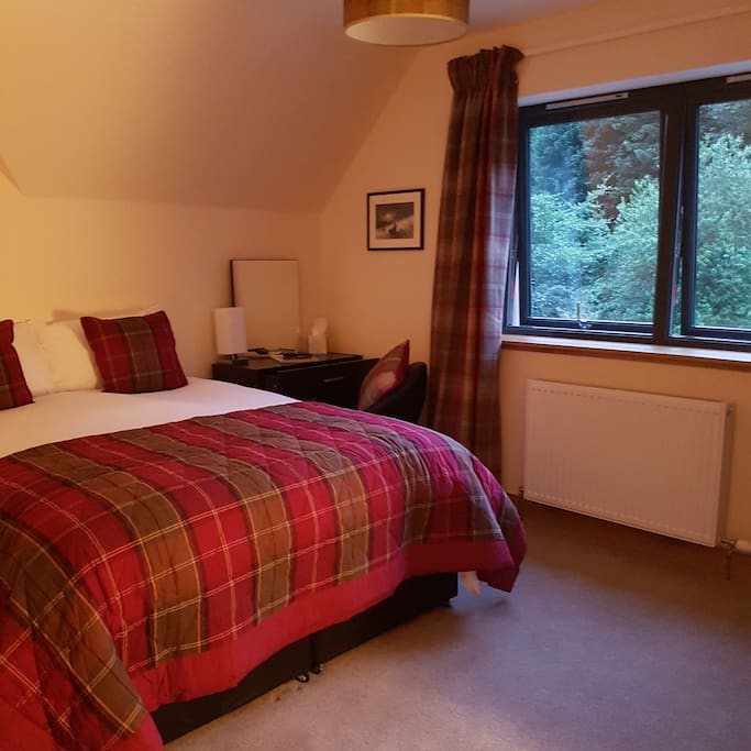 KINGSIZE BED - REAR VIEW