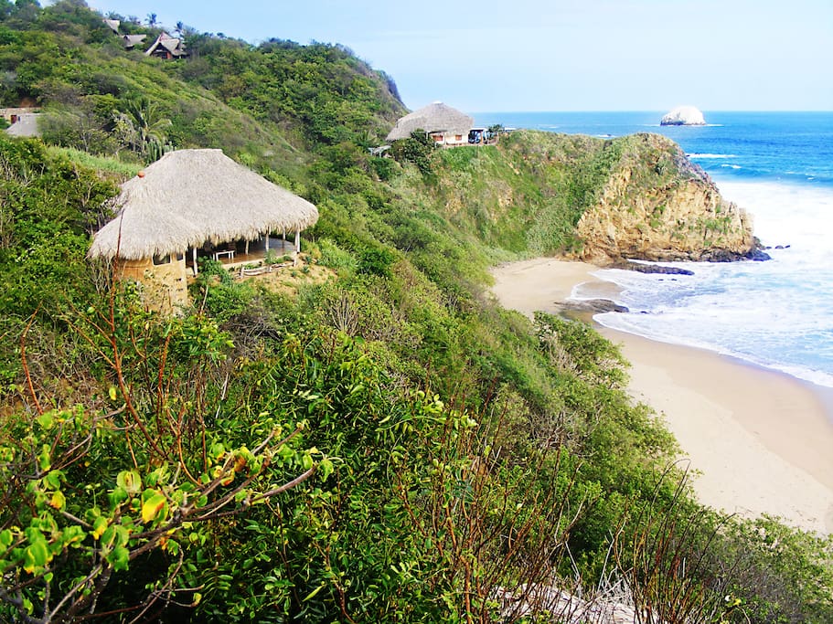 el Búnglao frente a Playa San Agustinillo