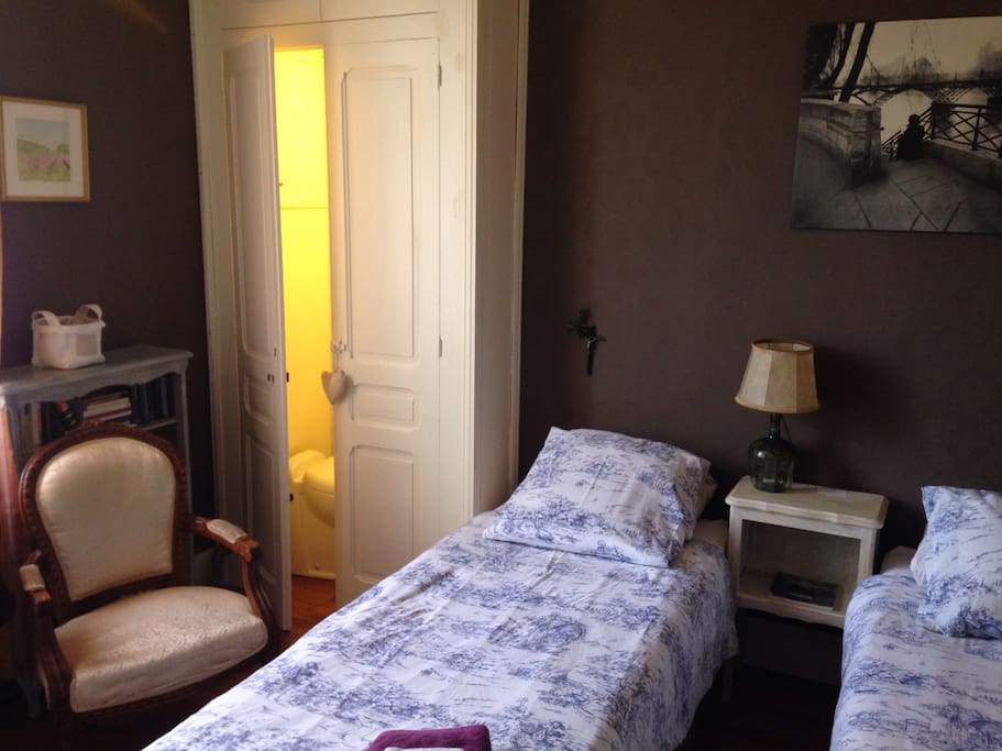 On aperçoit dans l'embrasure de la porte un petit cabinet WC sanibroyeur.