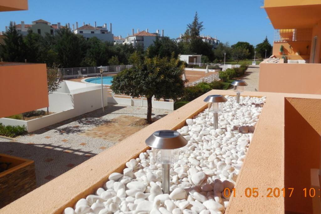 La terrasse et vue sur la piscine