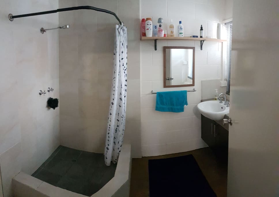 Bathroom incl. single shower, toilet and basin