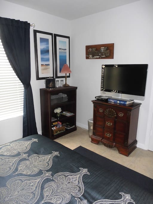 Flat screen TV + cabinet with drawers & shelves containing local information + ICE & water !