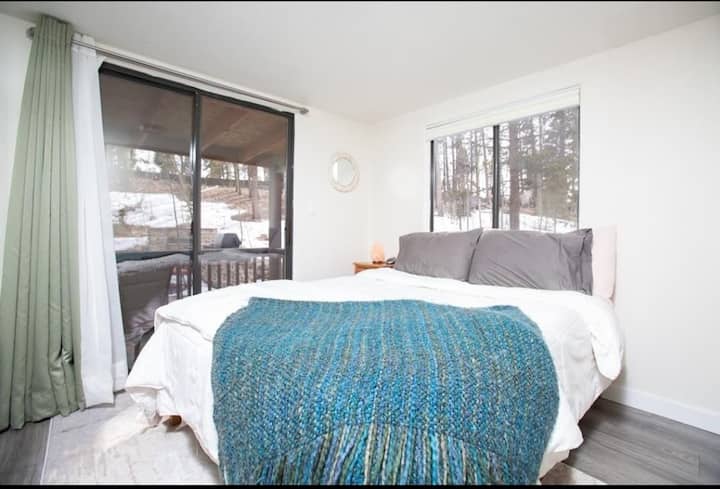 Ძირითადი საძინებელი პირველ სართულზე. Შუშის გასრიალებული კარი პატიოს ცალკე სივრცისკენ გიბიძგებთ. 