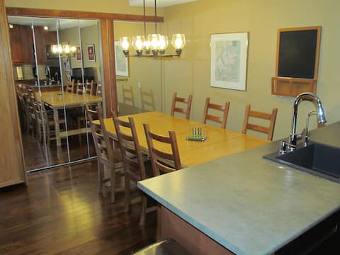 Top Airbnb: Amazing 1 Bedroom, 3 beds, Ski in/out, Horsethief in East Kootenay F