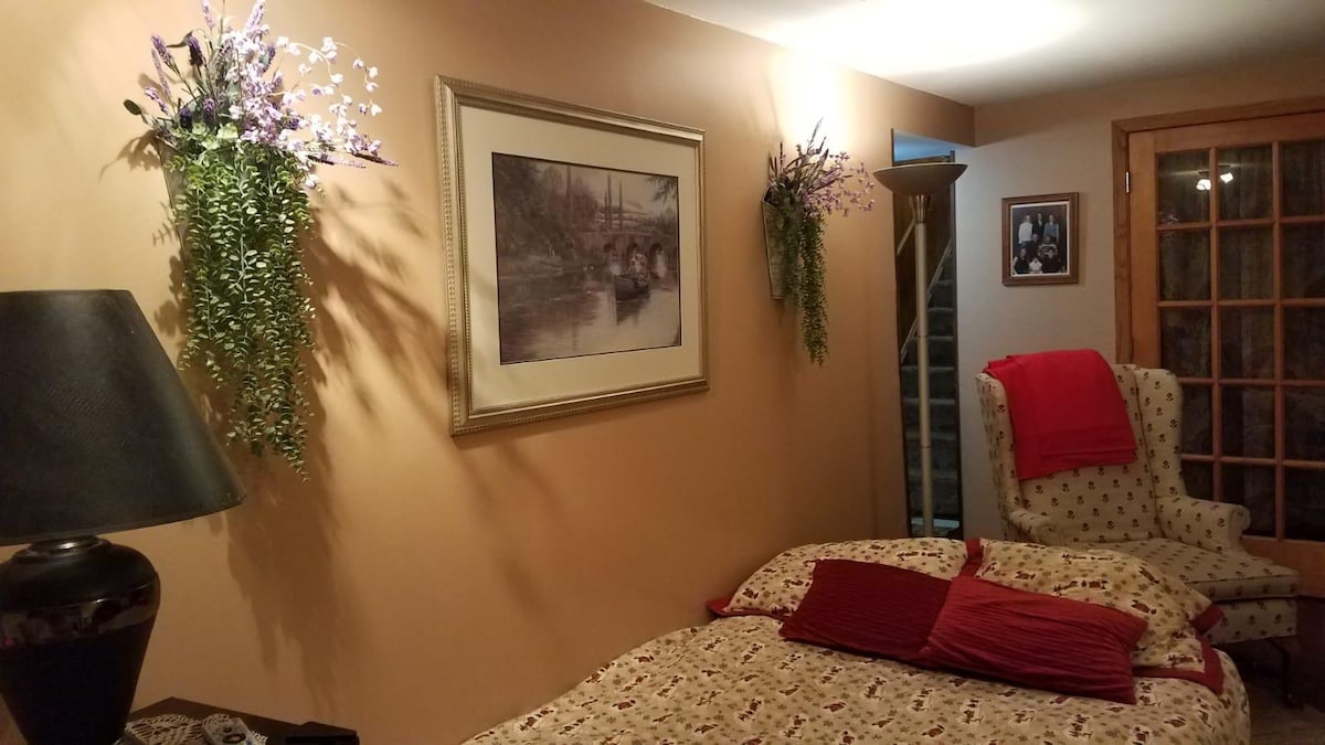 Futon ouvert pour un espace de couchage supplémentaire