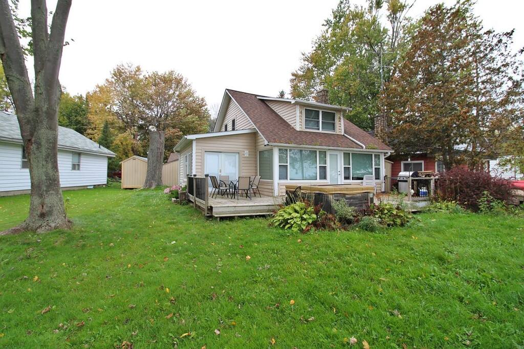 Beautifully maintained cottage on the lake!