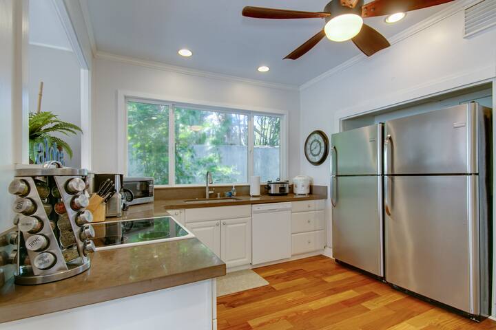 * South Shore 35 – Beach Front w/Hot Tub Honolulu gallery image 5