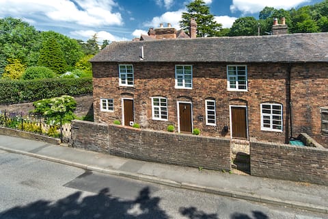 Top Airbnb: Spacious 2 bedroom, 2 bathroom historic cottage in Shropshire