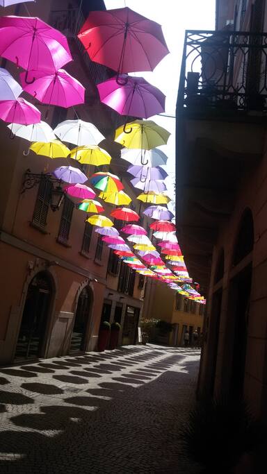 Arona, Corso pedonale.... gli ombrelli son tornati !!!