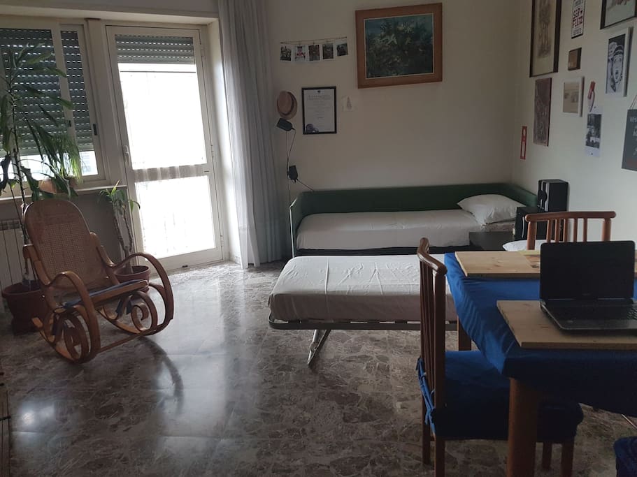 La stanza.
The bedroom.